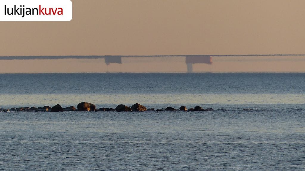 Kangastusilmiö Kokkolan Lohtajan merialueella 23.5.2013. Kuva toisinpäin jutun lopussa. Kuvaaja: Matti Hietala.