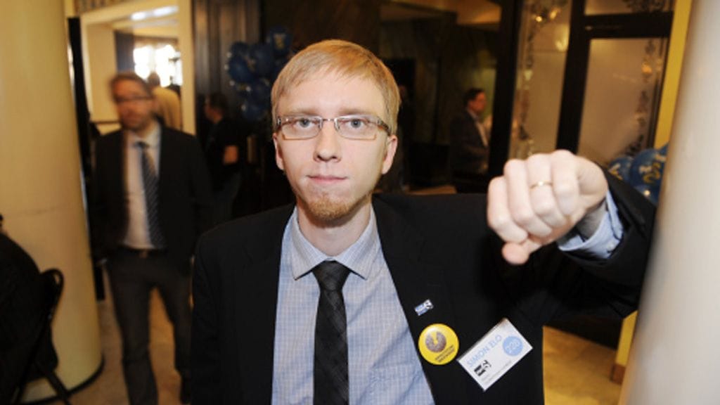Perussuomalaisten Simon Elo pohtii tuoreessa artikkelissaan keinoja pakolaiskriisin ratkaisemiseksi.
