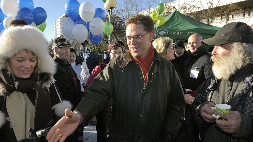 Kokoomuksen puheenjohtaja Jyrki Katainen tapasi äänestäjiä kampanjoidessaan Hyvinkäällä 27. lokakuuta 2012.