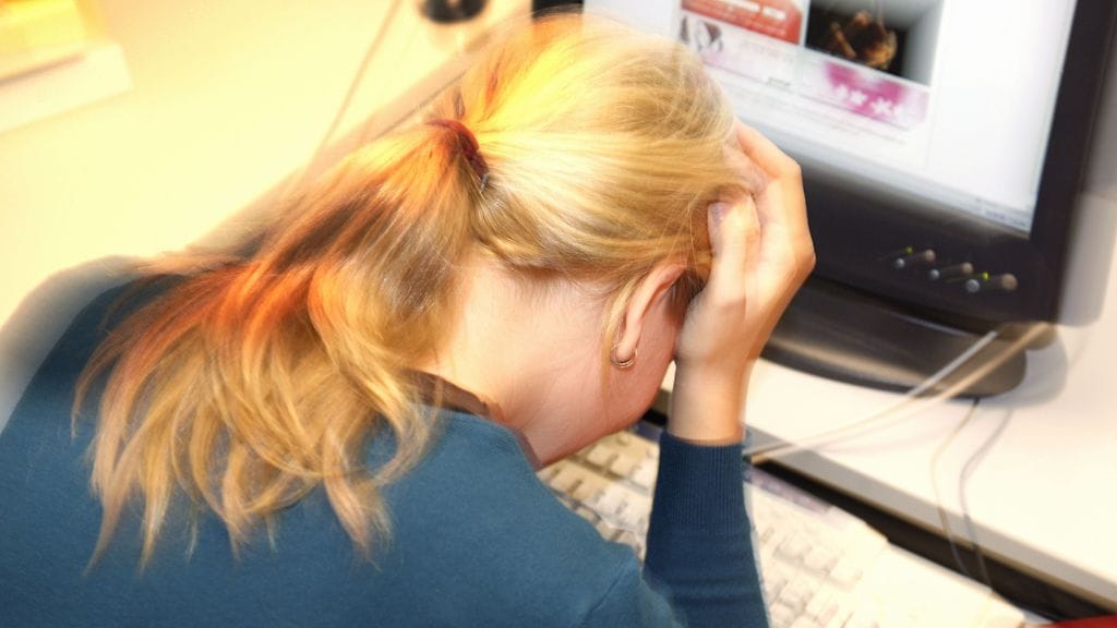 Akavan asiantuntija Tarja Arkion mukaan korkeasti koulutetut tekevät enemmän korvaamatonta ylityötä kuin muut työntekijät.