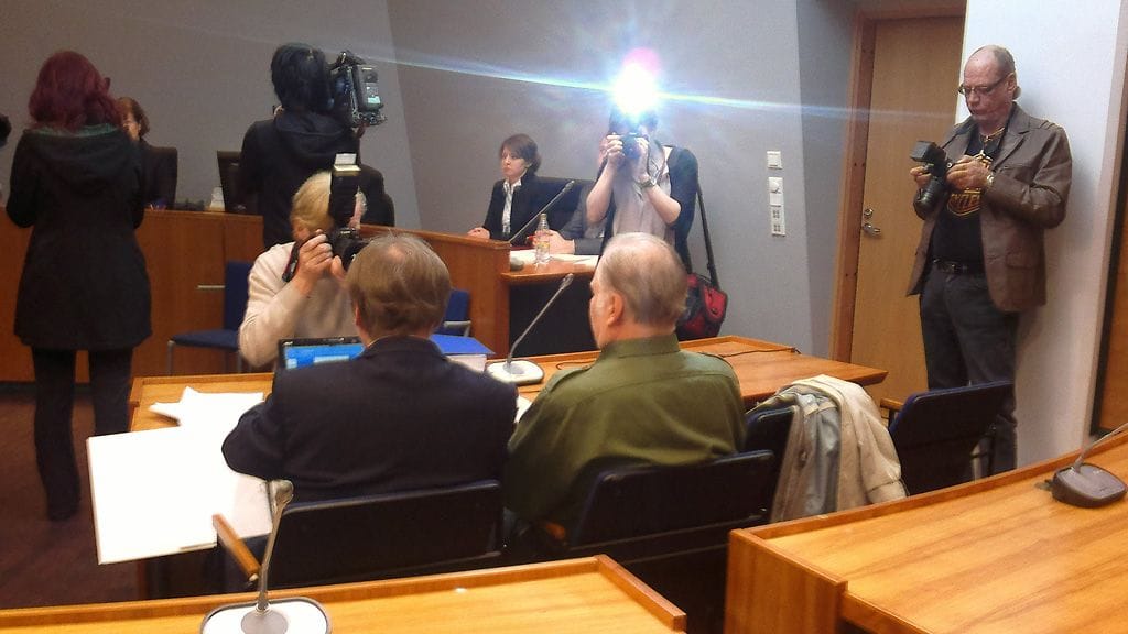 Avopuolisonsa Raija Juutilan murhasta syytetty mies tänään käräjäoikeudessa asianajajansa kanssa.