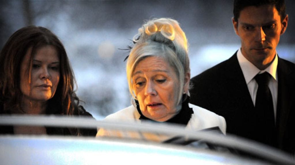 Kari Tapion vaimo Pia Viheriävaara ja mäkihyppääjä Janne Ahonen (oik.) Kari Tapion hautajaisten jälkeen.