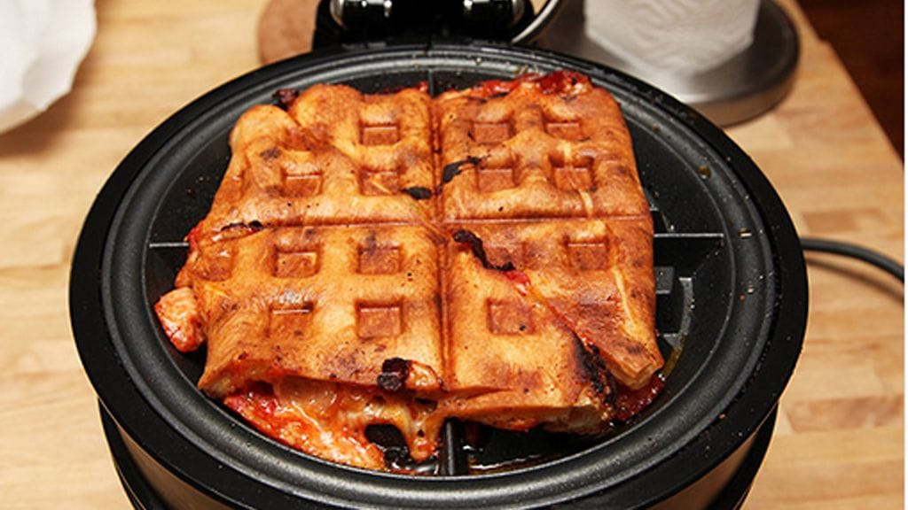 Vohveliraudan jälkeen pizzan maku muuttuu huomattavasti.