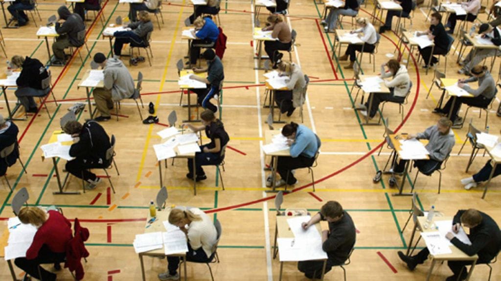 Ylioppilaskirjoitukset Mäkelänrinteen urheilulukiossa Helsingissä 17. maaliskuuta 2003. Kuva: Lehtikuva