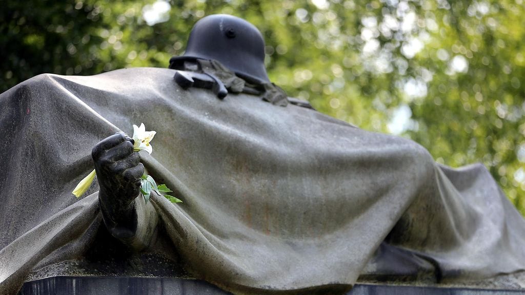 Lilja oli jätetty ensimmäisen maailmansodan muistomerkille Berliinissä 27. kesäkuuta 2014.