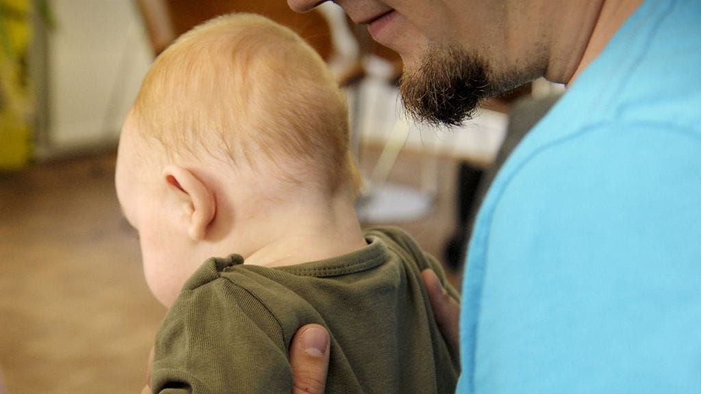 Tilastokeskuksen mukaan yhdellä isällä on keskimäärin 2,24 lasta. Kuvituskuva.