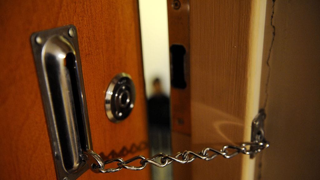 Romani-isä ja tytär pitivät kehitysviiveestä kärsivää nuorta romaninaista vankinaan yli neljä vuotta.