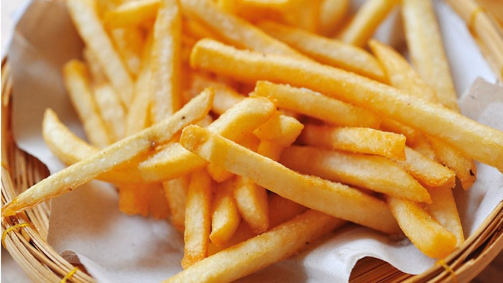 Jäähtyneistä ranskalaisista saa jälleen rapeita, kun ne lämmittää mikron sijaan kuumalla pannulla.