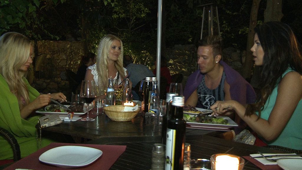 Tähtöset dramaattisella ravintolaillallisella.