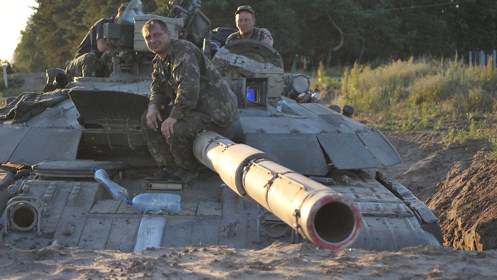 Ukrainalaissotilaat odottivat asemissa Luhanskin ulkopuolella 29. kesäkuuta 2014.