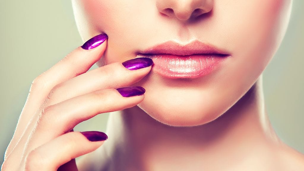 Valmista särkyneestä luomiväristä kynsilakka.