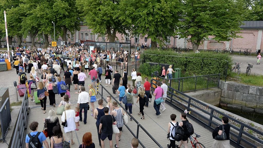 Lauttamatkustajia nousemassa Suomenlinnaan kesällä 2013.