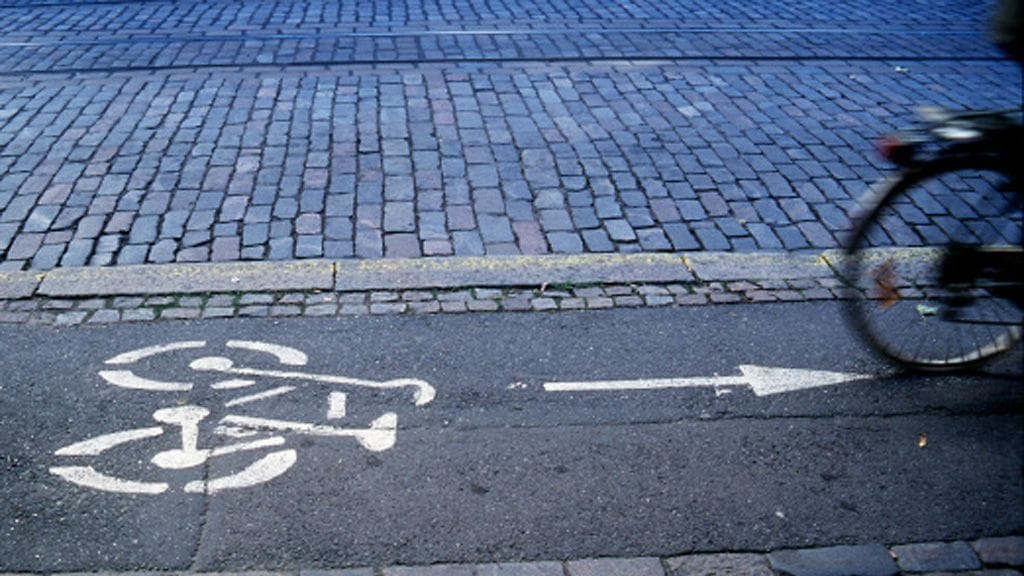 Pyörätie Helsingin Bulevardilla.