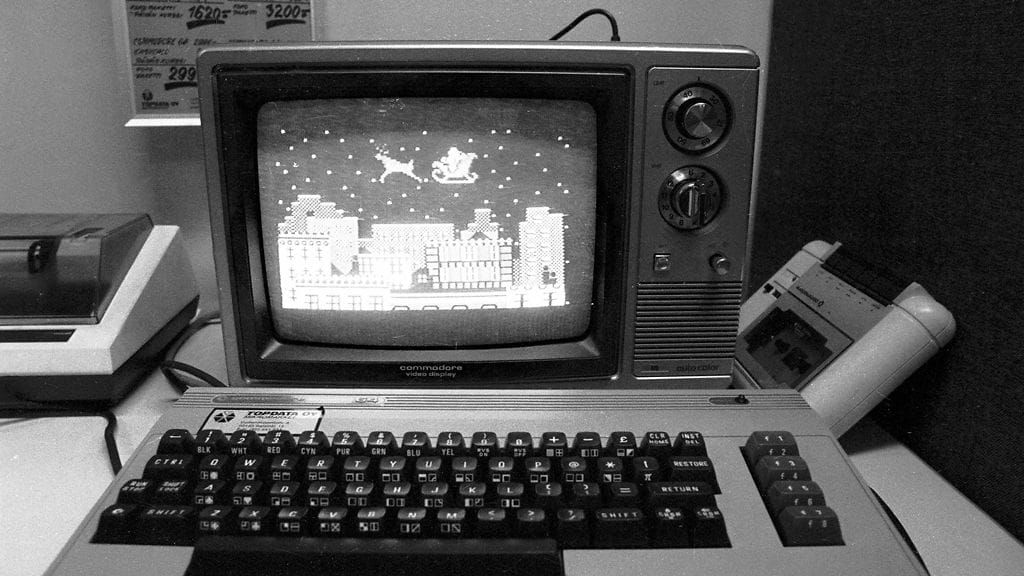 Tässä nököttää monelle tuttu laite. Commodore 64 edusti monessa perheessä tietokonekauden alkua. Nyt merkkiä elvytetään uuden puhelimen avulla.