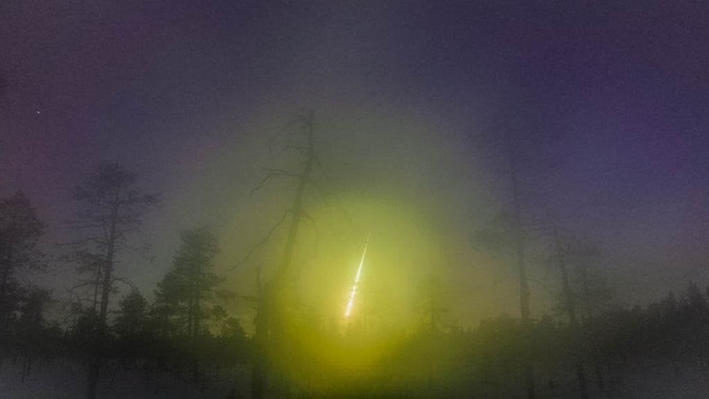 Tähtiharrastaja Asko Aikkila sai videoitua Kuolan tulipallon 19.4.2014 Kuusamossa. Kuvaa on käsitelty yksityiskohtien erottamiseksi.