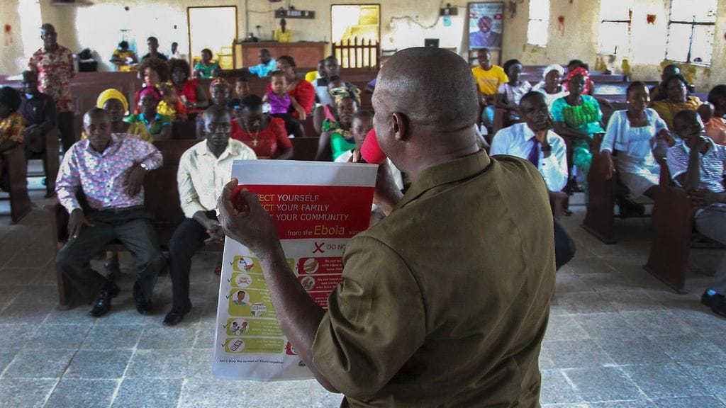 Liberialainen UNICEFin kenttätyöntekijä valisti asukkaita Ebola-viruksen ehkäisystä kirkossa Liberian pääkaupungissa Monroviassa toissa viikolla.
