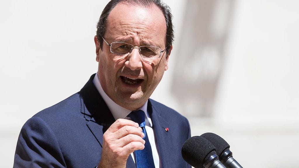 Presidentti Hollanden sosialistit ilmoittivat rakentavansa "barrikadin" äärioikeistoa vastaan.