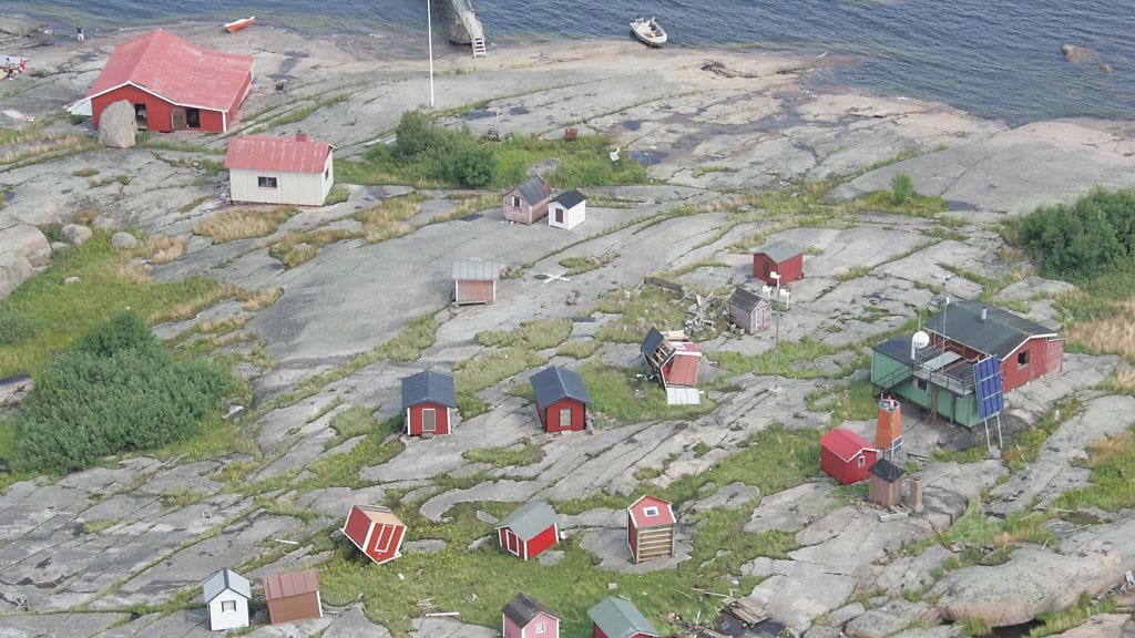 Kova tuuli tai trombi siirsi kalamajoja Huovarin Saarella Virolahdella jopa kymmeniä metrejä maanantain vastaisena yönä.