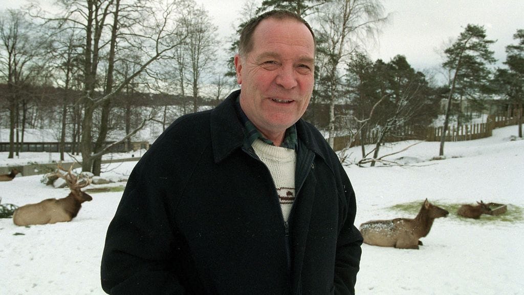 Tohtori Ilkka Koivisto eläintarhan talvessa.