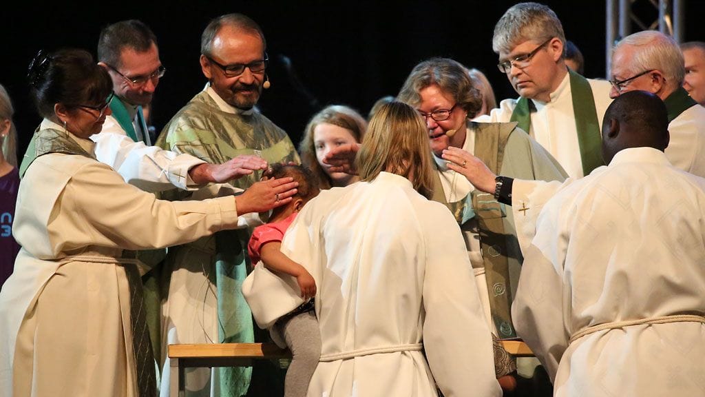 Lähetystyöntekijöiden siunaamisen suoritti piispa Irja Askola.