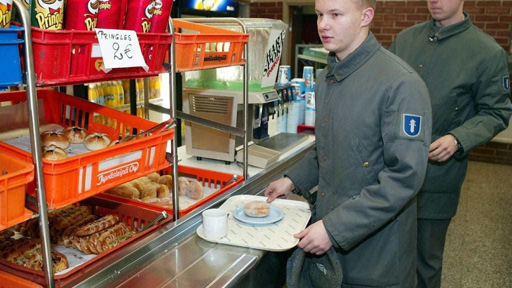 Kuvituskuva. Varusmiehet nauttivat herkuista sotilaskodissa Santahaminassa.