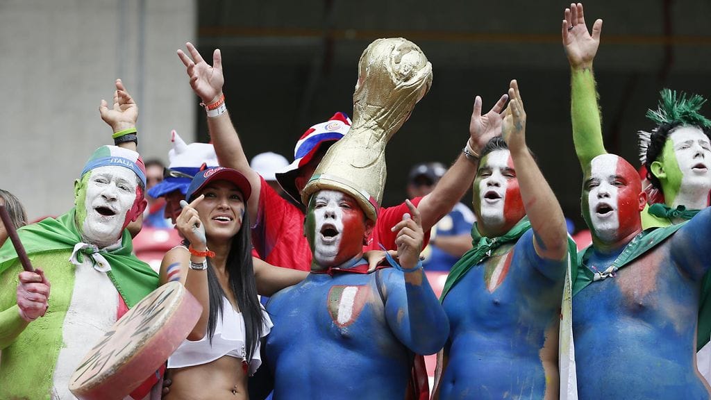 Italialaisia jalkapallofaneja seuraamassa Italia-Costa Rica -ottelua Brasilian Recifessa 20.kesäkuuta.