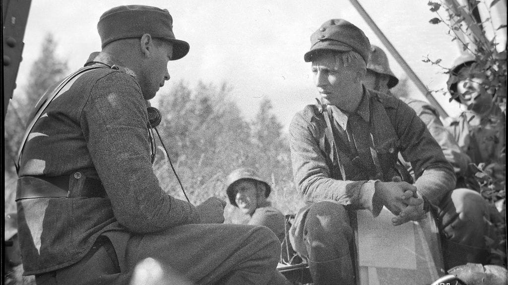Jatkosota oli monelle nuorelle miehelle kova koettelemus. Kuvassa komppanian päällikkö antaa käskyä taistelun aikana.