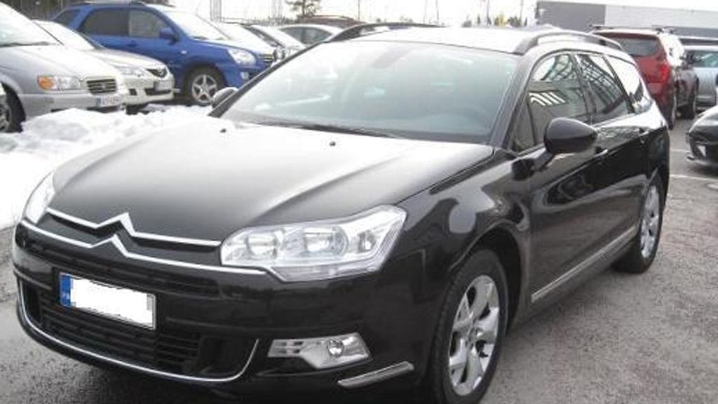 Poliisin välittämä kuva samanmallisesta autosta, jolla Jussi Peltola poistui katoamisyönä.