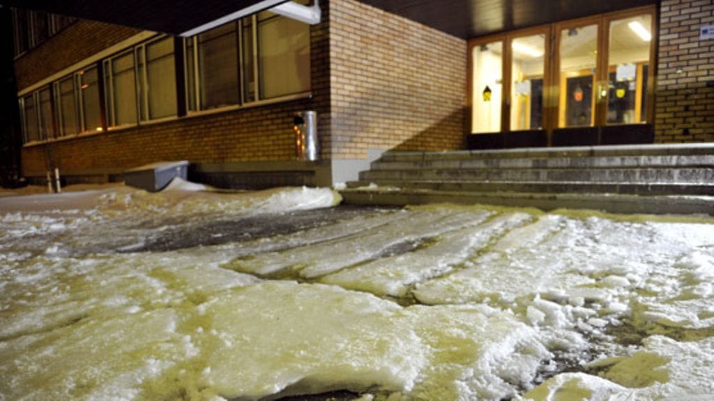 Rikkoutunut vesiputki aiheutti mittavan vesivahingon Haagan peruskouluun Helsingissä ja vettä tulvi yli tuhannen neliön alueelle. Pelastuslaitoksen mukaan lattioilla lillui kauttaaltaan noin 2-5 senttimetriä vettä.