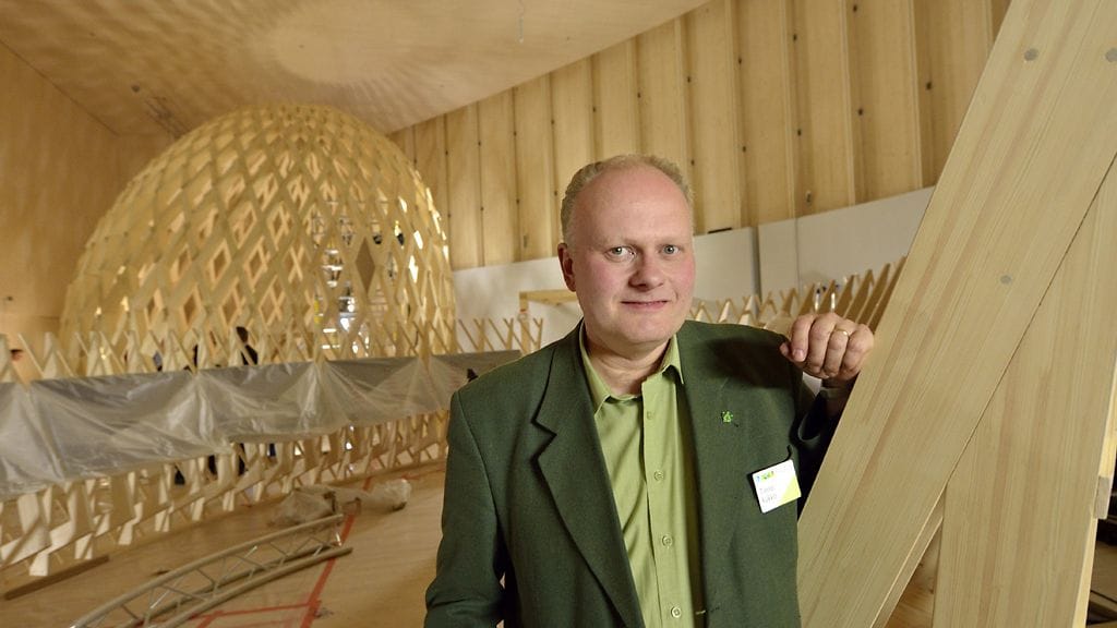 Luontokeskus Haltian johtaja Timo Kukko vielä keskeneräisessä näyttelysalissa 13. toukokuuta 2013. Taustalla Sotkanmuna.