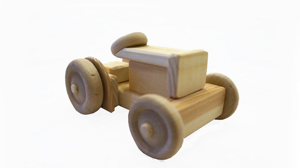 Tämä puinen traktori kuuluu palautettavien listalle.