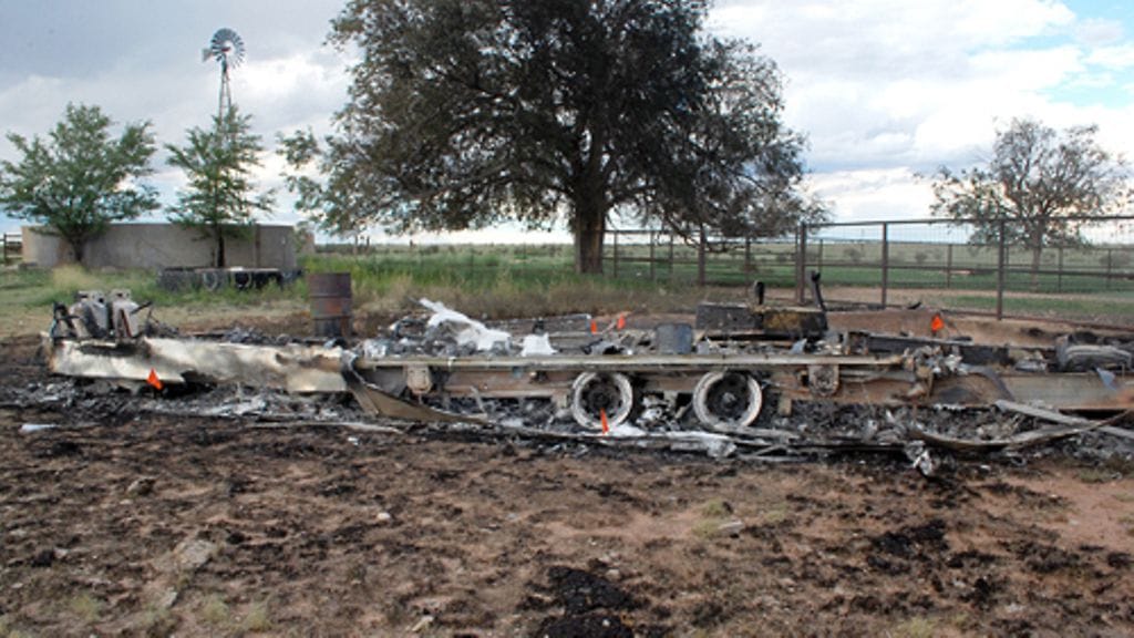 Vankikarkurit polttivat eläkeläispariskunnan ruumiit asuntovaunussa syrjäisellä parkkipaikalla New Mexicossa (kuva: FBI)