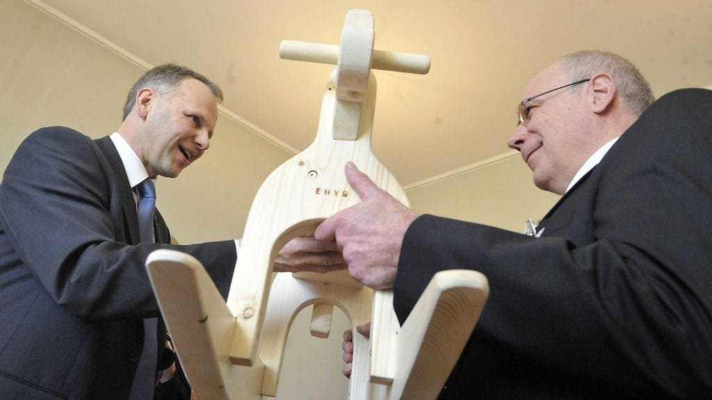 Eduskunnan hevosystävien kerho palkitsi Matti Patrikaisen keinuhevosella eduskunnassa Helsingissä 9. maaliskuuta 2010.