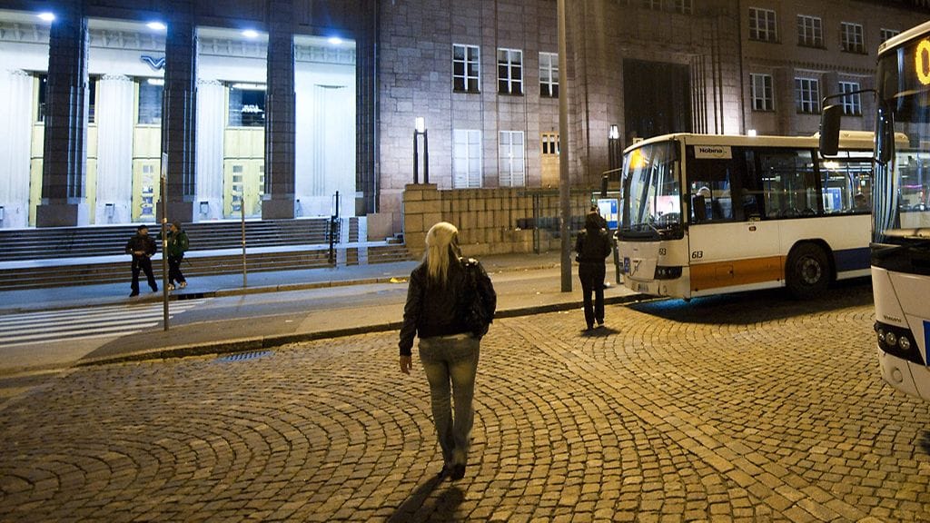 Helsingin Rautatientorin Vain kaksi kättä -mielenilmaukseen on Facebookissa ilmoittautunut useita tuhansia ihmisiä.