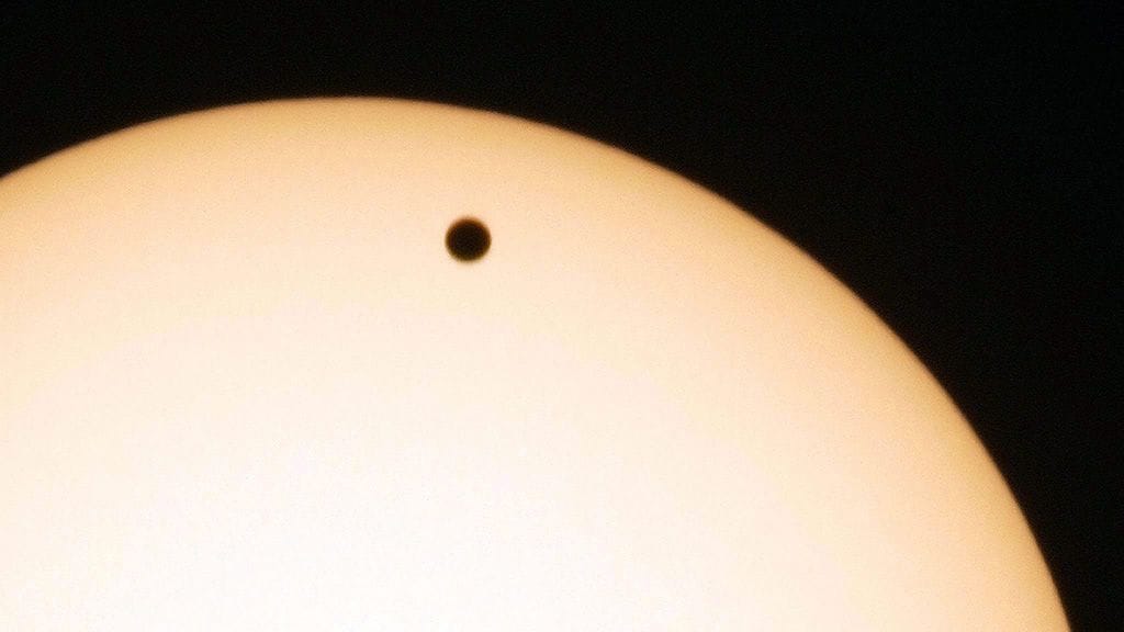 Venus kuvattuna kulkemassa auringon ohi 8. kesäkuuta 2004 Singaporesta nähtynä.