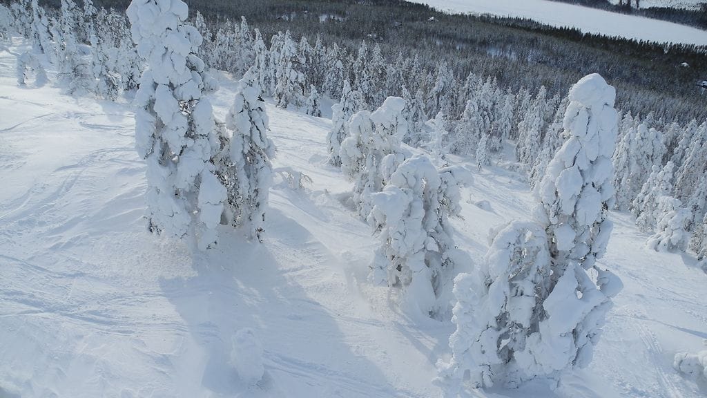 Lappiin on satanut lunta paljon viime päivinä. Leville on annettu kolmosluokan lumivyöryvaroitus. Turvallisinta on pysyä vain merkityissä rinteillä.