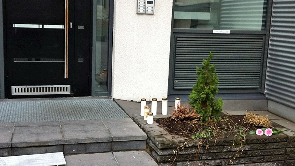Kynttilöitä Bulevardilla sijaitsevan kerrostalon sisäpihalla.