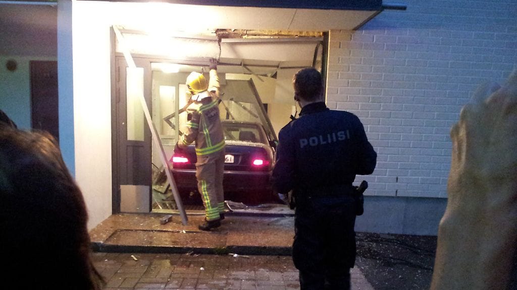 Juopunut kuljettaja törmäsi päin talon seinää Vuosaaressa.