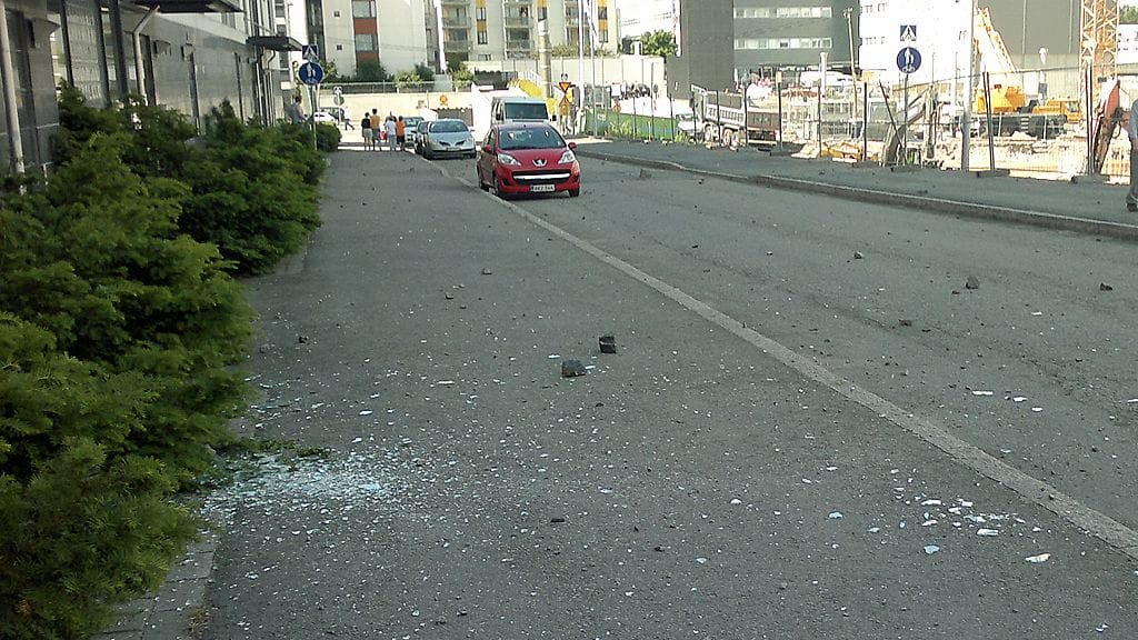 Kiviä Rauhanpuisto nimisellä kadulla Espoossa työmaaräjähdyksen jäljiltä. Kuva:Jonna Tammi