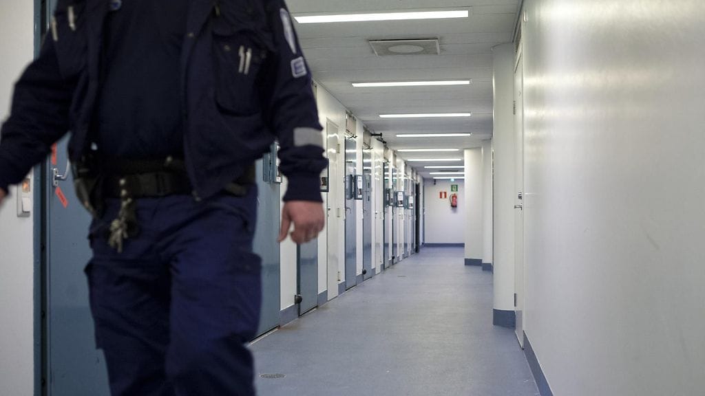 Palkinto myönnetään Sisä-Suomen poliisilaitokselle tänä vuonna julki tulleiden ihmiskauppajutun ja lähihoitajan seksuaalirikosepäilyn salailusta. Kuvituskuva.