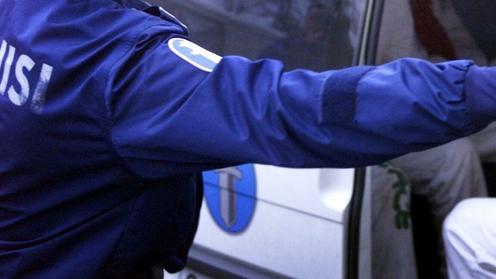 Naista epäillään pahoinpitelystä ja järjestystä ylläpitävän henkilön vastustamisesta.