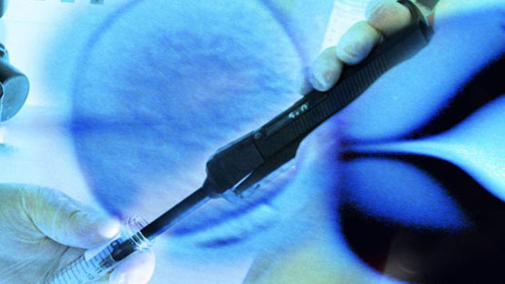 Mies vaati keinohedelmöityksestä vastannutta lontoolaista klinikkaa tilille asiassa.