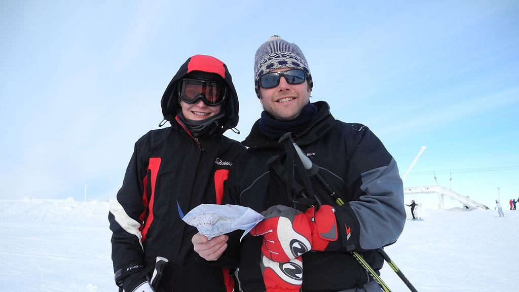Hanna-Mari Keränen ja Tom Kevill-Davier nauttivat Levillä laskettelusta. Tom on Levillä ensimmäistä kertaa. Kaksikon lomaohjelmaan kuuluu myös lumikenkäilyä ja murtomaahiihtoa.
