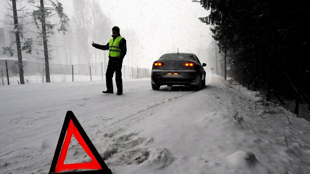Akku- ja polttoaineongelmat hyydyttävät autoja tien päälle.