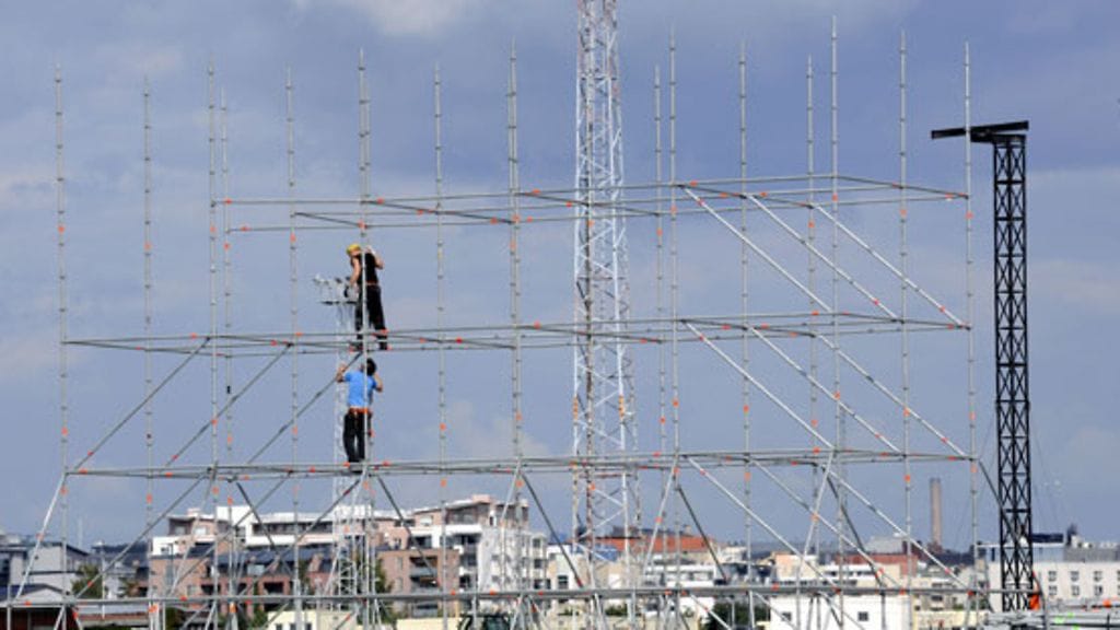 Rakenteet nousevat Jätkäsaaressa 3.8.09, torstaina järjestettävää Madonnan konserttia varten. Kuva: Lehtikuva