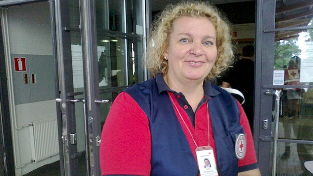 Suomen Punaisen Ristin keräys- ja valmiuskoordinaattori Riitta Kangaskesti ottaa evakuoituja vastaan Sydän-Laukaan koululla.