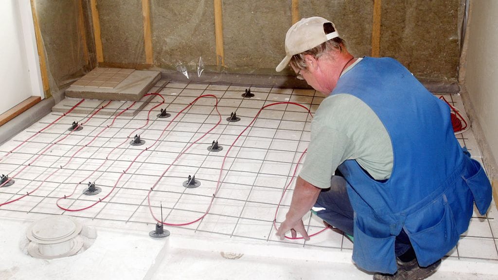 Talonrakennustöitä aloitettiin yhtä paljon viimeksi viitisen vuotta sitten. Kuvituskuvassa asennetaan lattialämmitystä.