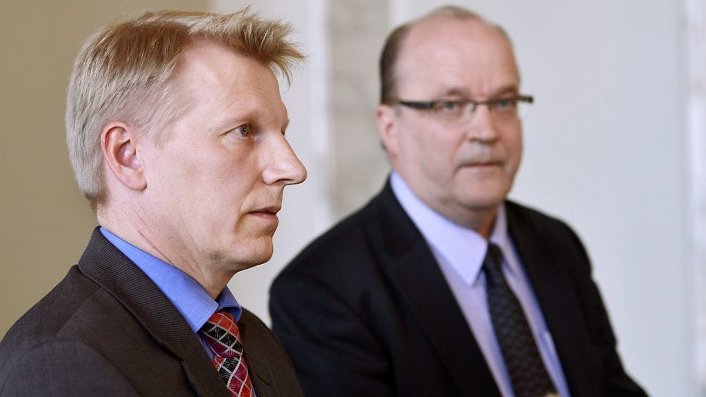 Keskustan eduskuntaryhmän puheenjohtaja Kimmo Tiilikainen (vas.) ja kuntatyöryhmän puheenjohtaja Tapani Tölli kommentoivat sosiaali- ja terveydenhuollon uudistamistyöryhmän (sote-ryhmä) esitystä eduskunnassa.