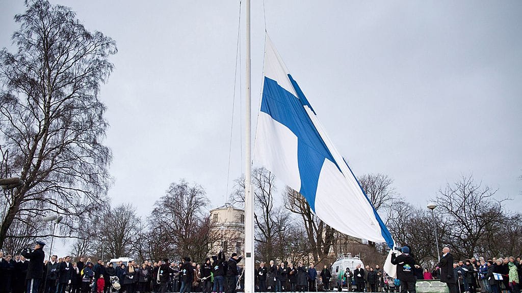 Suomen 94. itsenäisyyspäivän vietto alkoi kello yhdeksältä valtakunnallisella lipunnostolla Tähtitorninmäellä Helsingissä 6. joulukuuta 2011.