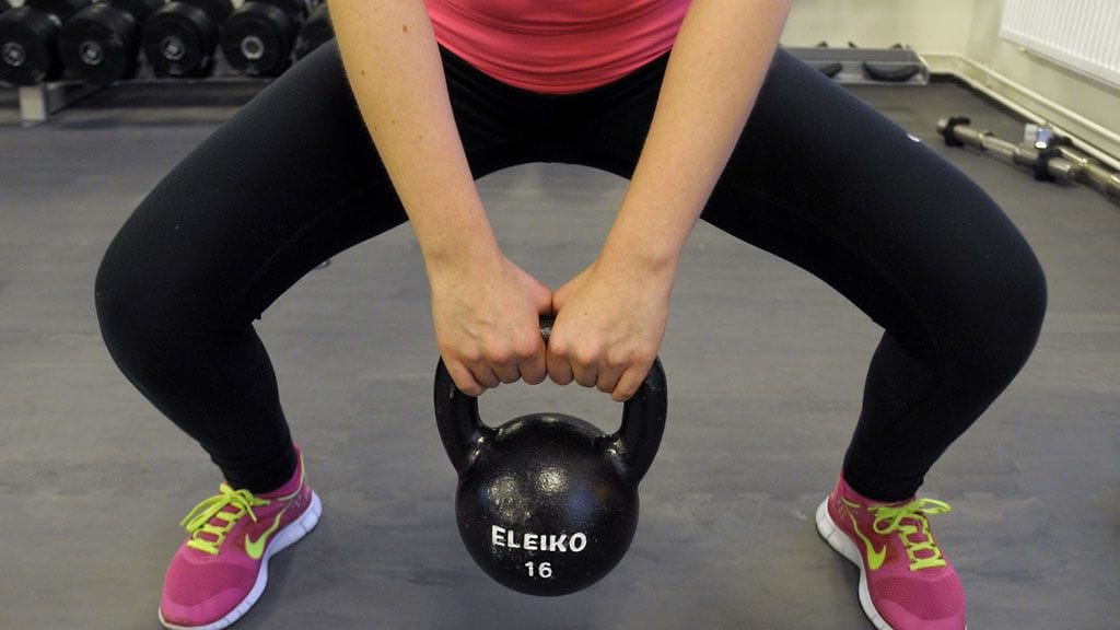 Kahvakuulalla tehtävät liikkeet kuormittavat tehokkaasti koko vartaloa ja saavat sykkeen kohoamaan.